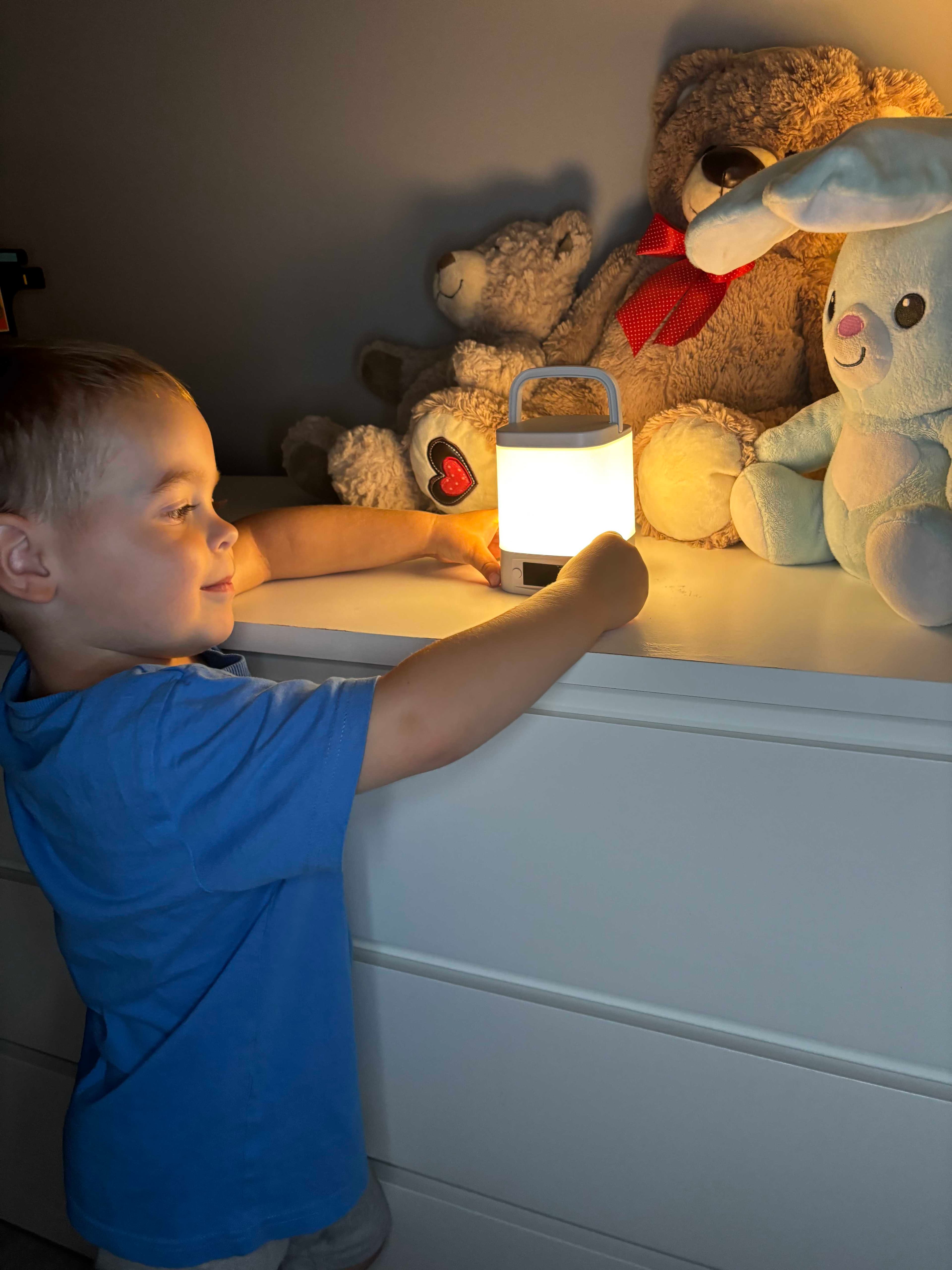 🌙 Przenośna Lampka Nocna LED z Zegarem i Pilotem – komfort światła w nowoczesnej formie!
