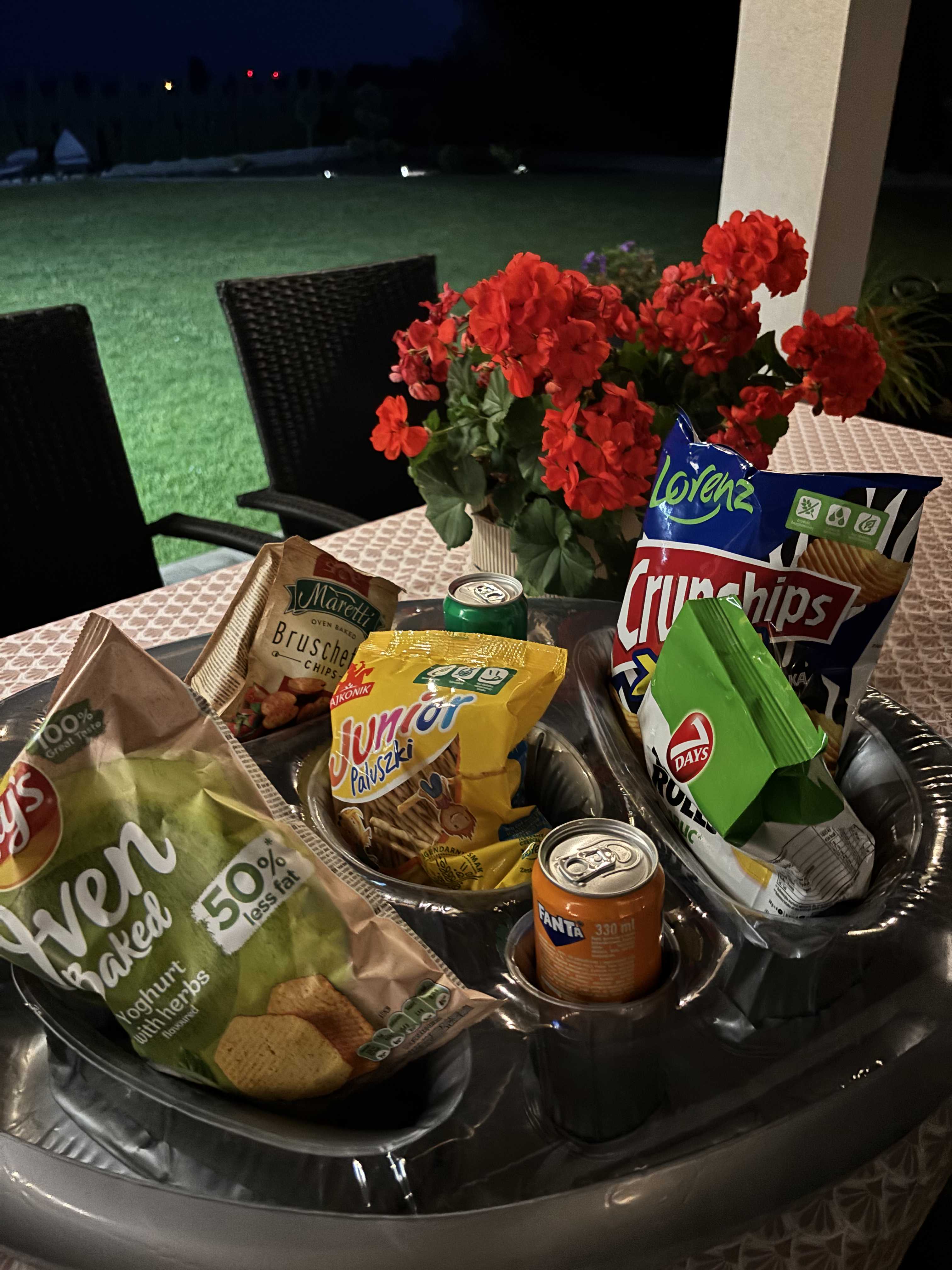 🧃 Dmuchany stolik z uchwytami na napoje i przekąski 🍿