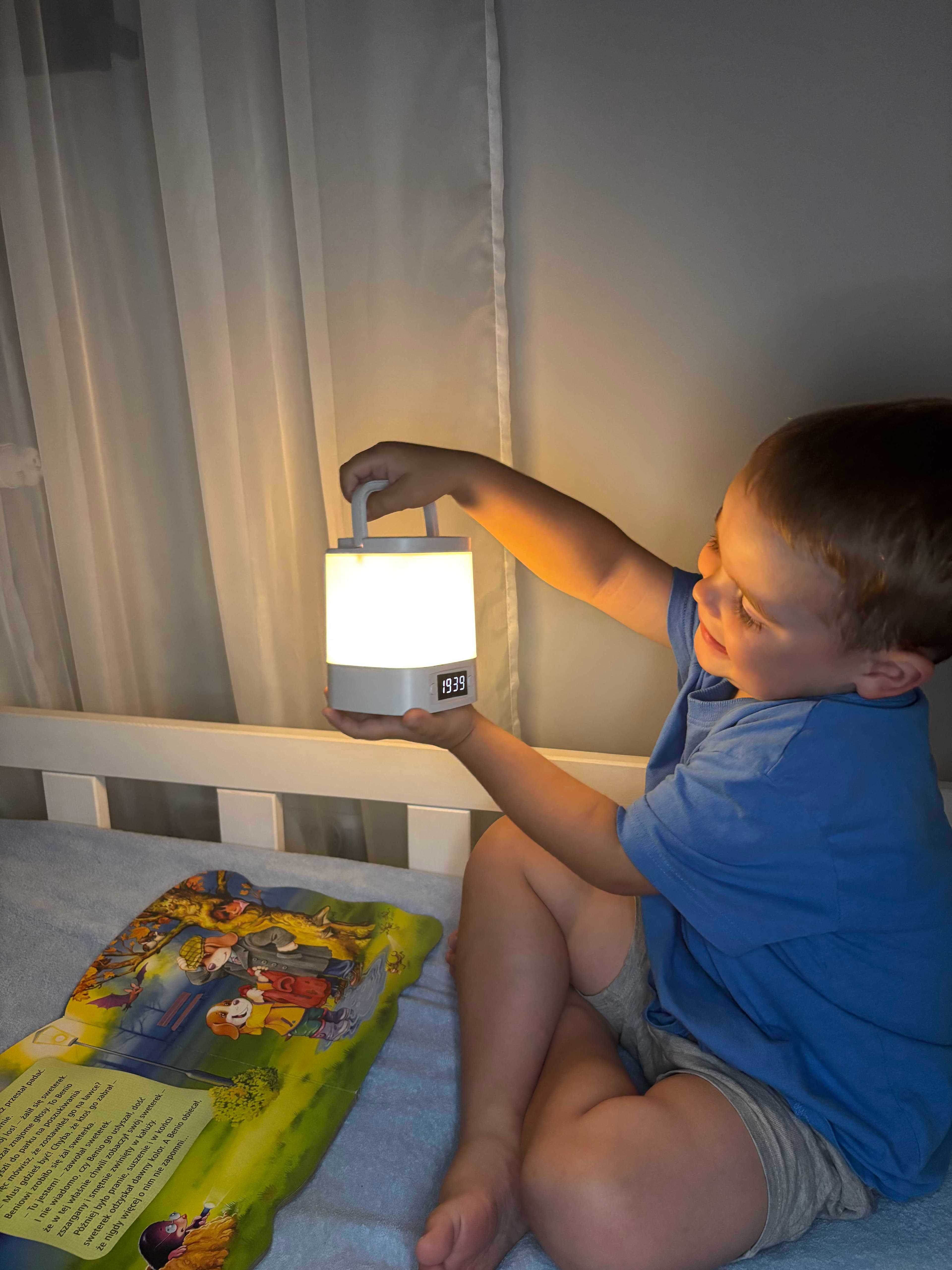 🌙 Przenośna Lampka Nocna LED z Zegarem i Pilotem – komfort światła w nowoczesnej formie!