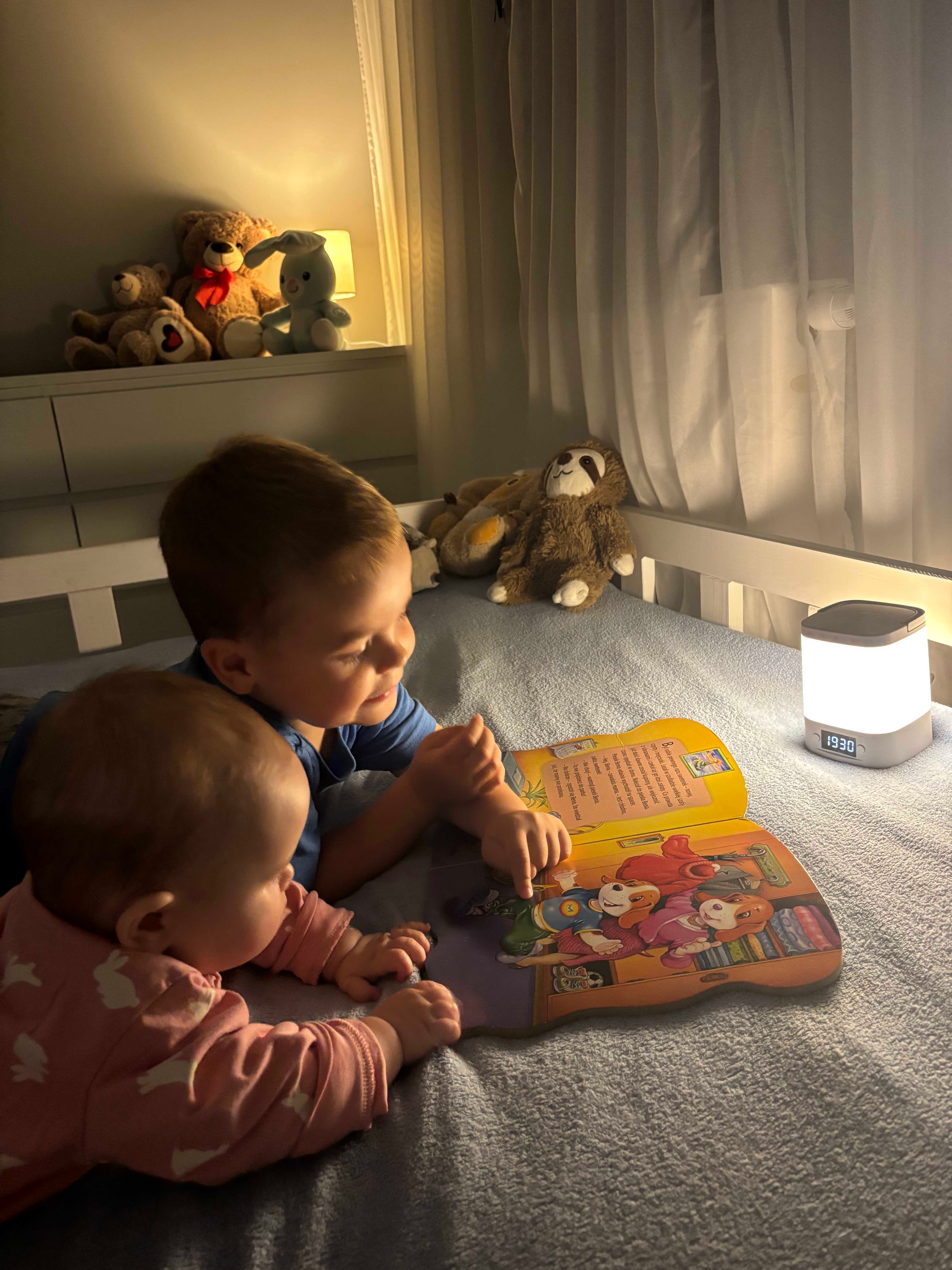 🌙 Przenośna Lampka Nocna LED z Zegarem i Pilotem – komfort światła w nowoczesnej formie!