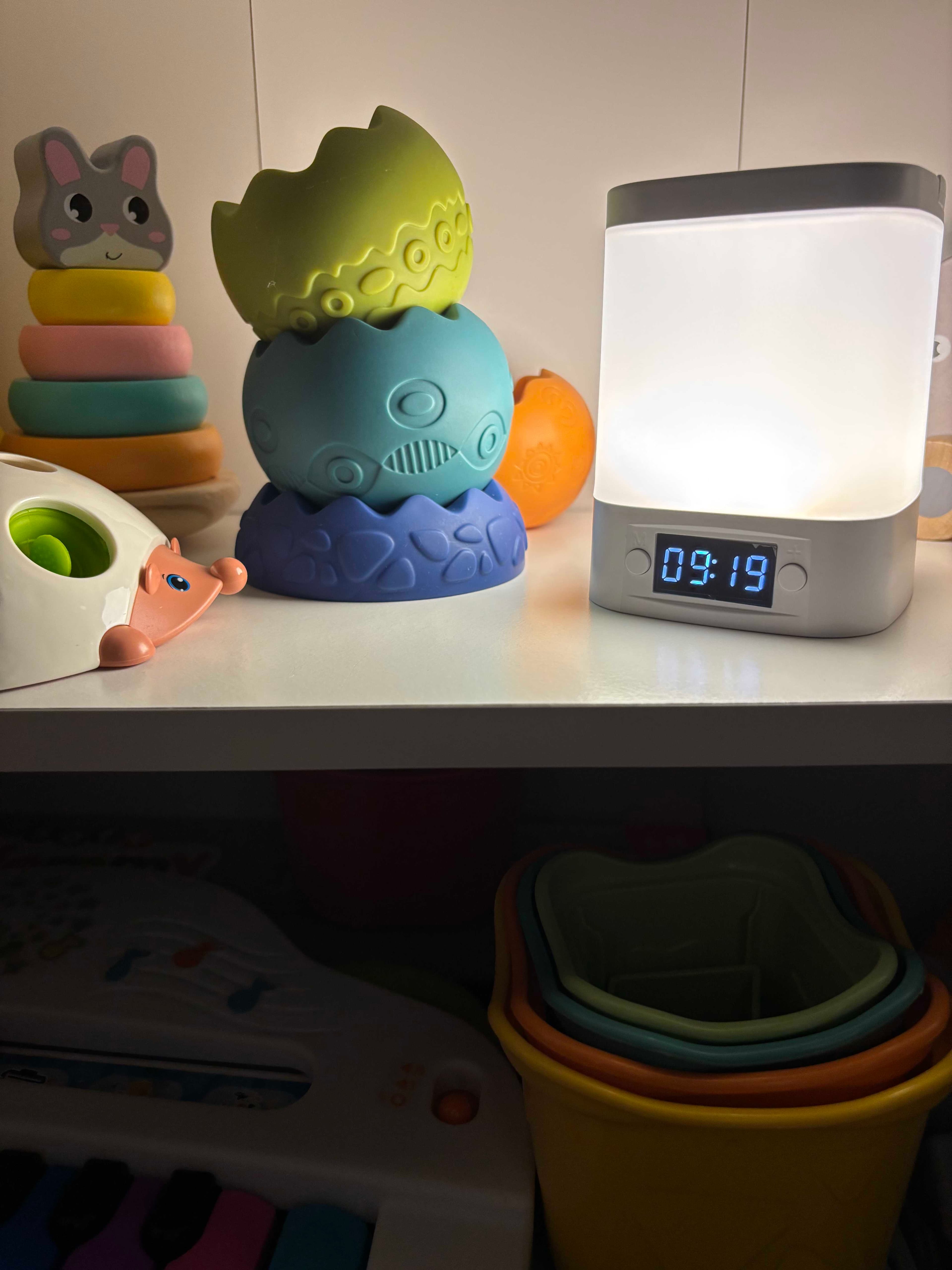 🌙 Przenośna Lampka Nocna LED z Zegarem i Pilotem – komfort światła w nowoczesnej formie!